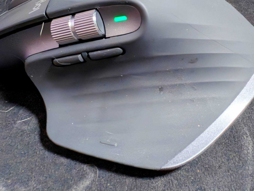 羅技MX Master 3s側邊設計，可以看到拇指輪下方有兩個按鈕，以及在滑鼠邊緣有個小突起，這個小突起就是手勢按鈕。（圖／廖梓翔攝）