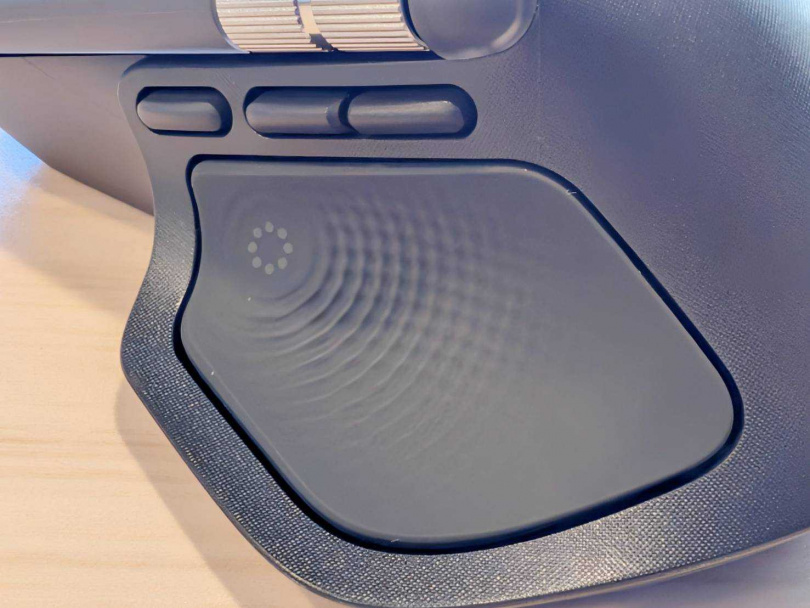 羅技MX Master 4在側邊就做了改變，在拇指輪下方除了前進、後退的按鈕外，前面還多一個手勢按鈕。然後在原本拇指放置的地方，變成「Actions Ring」的按鈕。（圖／廖梓翔攝）