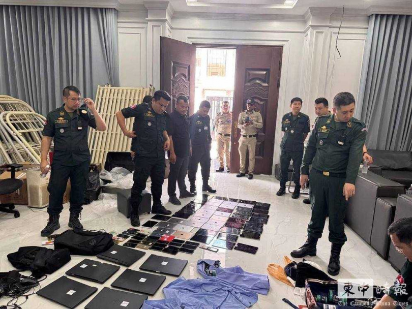 柬埔寨警方在金邊破獲電信詐騙集團，查扣現場犯案工具。（圖／翻攝自柬中時報）