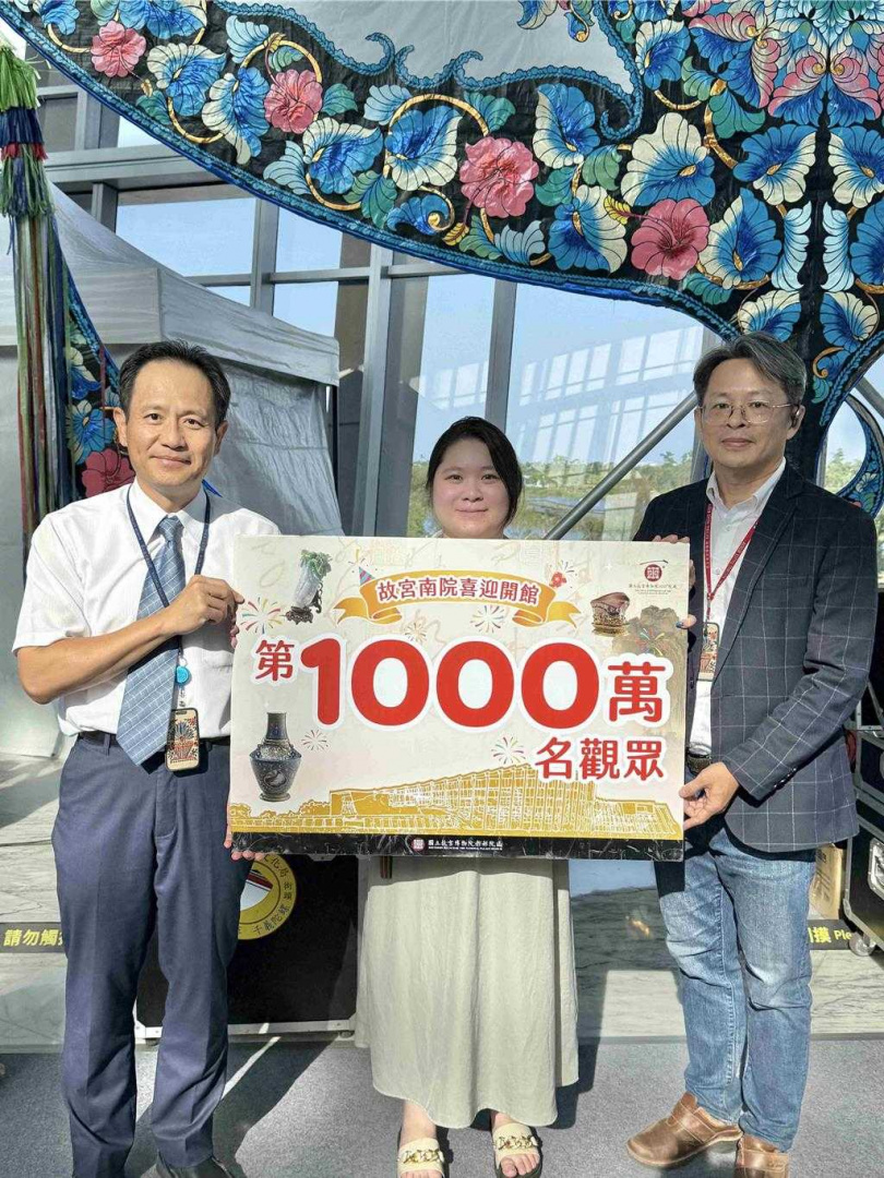 來自基隆的羅小姐二度造訪南院，意外成了第1000萬名遊客。（圖／故宮南院提供）