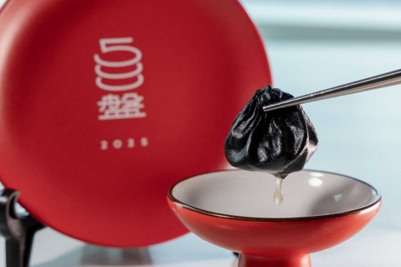 「饗 A Joy」推出的松露小籠湯包,以濃郁松露香與細膩做工受到好評,台北101董事長賈永婕表示非常喜愛,認為展現了職人的用心與技藝。(圖/饗賓集團提供)