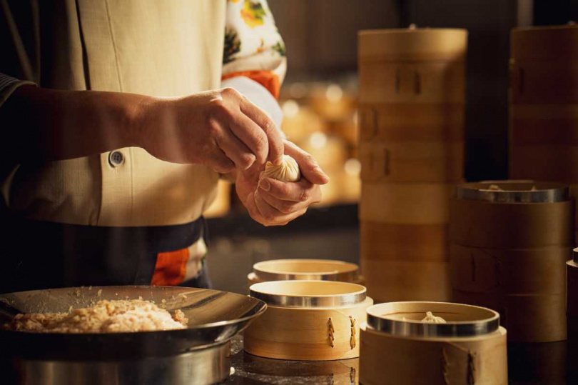 〈炙燒A5和牛〉、〈黑鮪大腹〉、〈比目魚緣側〉、〈唐墨胭脂蝦〉、〈松葉蟹〉五款製燒握壽司,以現點現做展現職人精髓,讓名廚江振誠盛讚彷彿高級日料餐廳。(圖/饗賓集團提供)