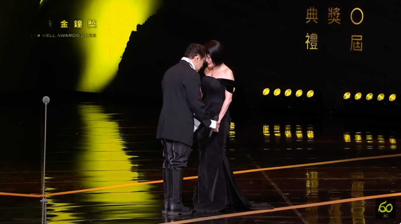 蔡康永陪著小S站上舞台。（圖／翻攝YouTube／金鐘獎 Golden Bell Awards）