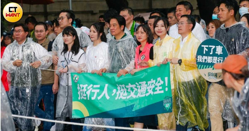 交通安全改革獲各界重視，2024年總統大選前執政黨不少政治人物也對此冒雨上街遊行。（圖／黃耀徵攝）