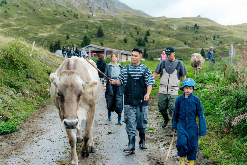 李玖哲以流利英文熱情推薦菜色，被鬼鬼稱讚「非常性感」。（圖／好看娛樂提供）
