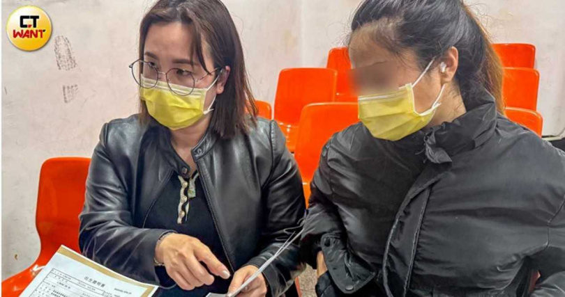 新住民在台遇到麻煩事往往因語言等問題求助無門。圖為桃園新住民協會總幹事范金荷（左）替一名新住民姊妹處理產子後問題。（示意圖／黃耀徵攝）