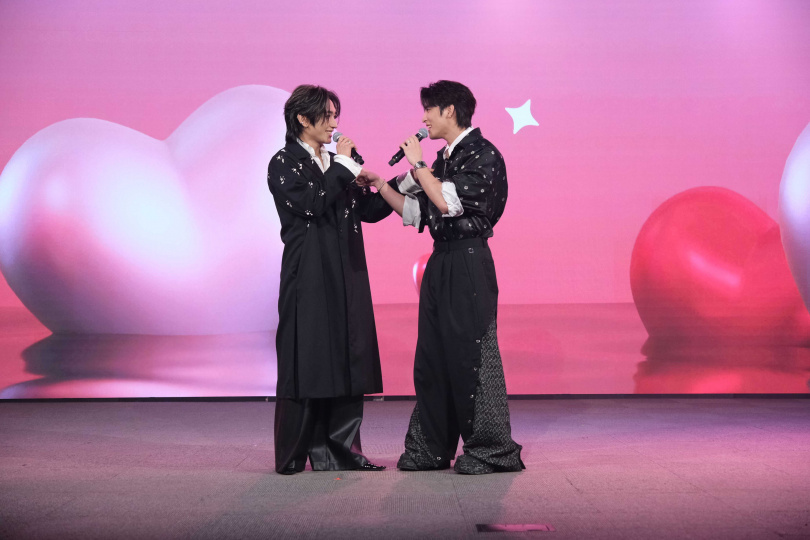Martin王智騫(左)、Kenji范麒智唱中文歌服務台灣粉絲。(圖/三立)