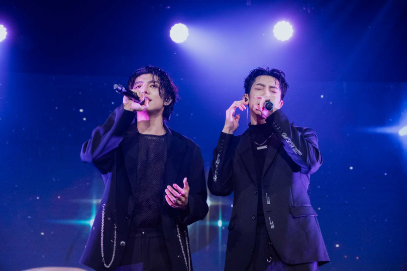 陳峻廷(左)、張哲偉深情演唱。(圖/三立)