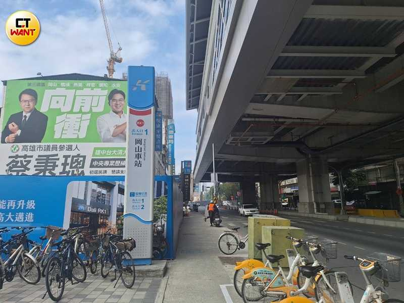 RK1岡山站即為舊市區，店家林立，西基地原為果菜市場，因腹地有限，已於2020年底完成搬遷，原基地則開發為捷運共構大樓。（圖／林榮芳攝）