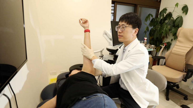 徐子恆的改良授動術傷口小、復原快，患者只需躺著就能解決頑疾。（圖／方萬民攝）