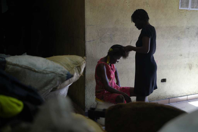 女性與孩童在臨時避難營地生活艱困，安全與衛生條件令人堪憂。