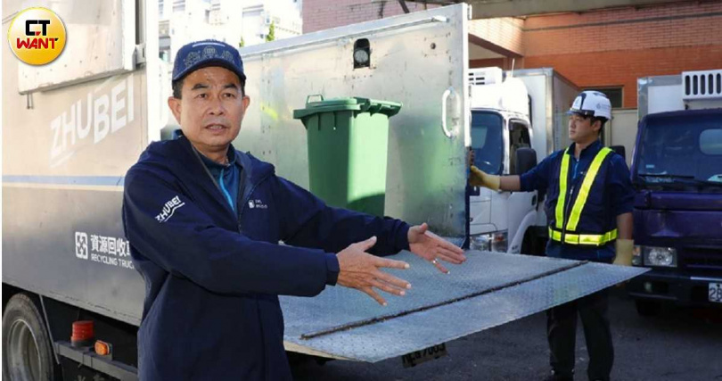 竹北清潔隊長許漹清（圖）介紹現代化新穎設施。（圖／周志龍攝）