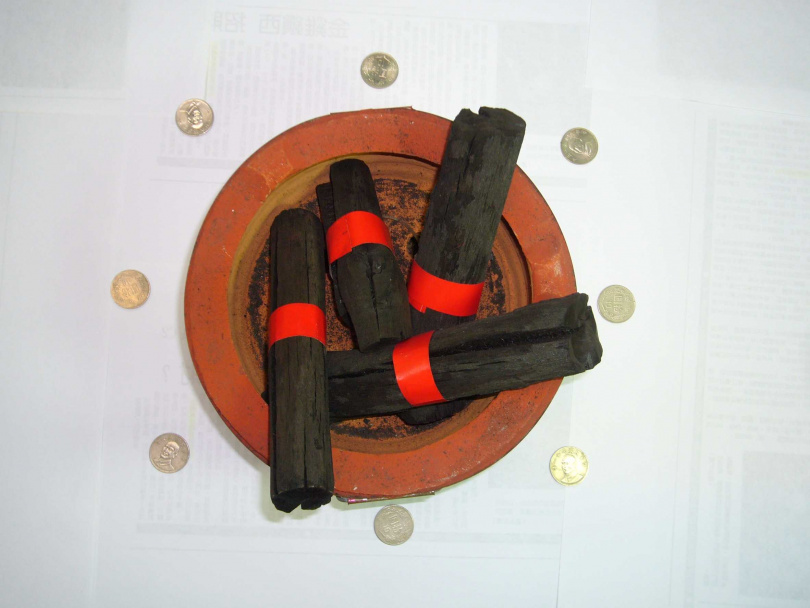 大年夜的團圓夜飯稱為圍爐，桌下放置一個火爐（烘爐），火爐的四週可多擺8枚錢幣，代表「財運興旺」，能夠招來好運氣。（圖／楊登嵙提供）