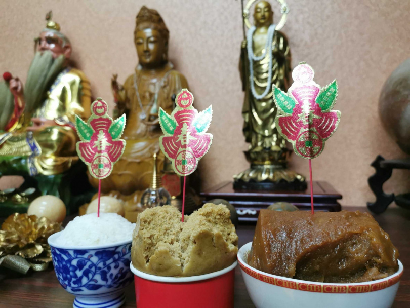 神明前及公媽靈前，供年粿、發糕、春飯（飯上插春字剪紙、紙花，紙花又叫春仔花、飯春花，「春」諧音「剩」，有歲月餘糧，年年食不盡的吉祥意）。（圖／楊登嵙提供）