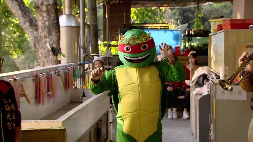 節目現場出現獎金把關關主「龜王」。（圖／民視提供）