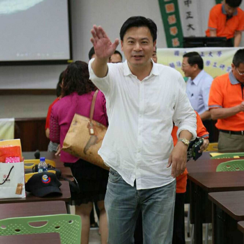 中正大學勞工系教授吳育仁（圖）認為公部門帶頭壓榨約聘雇員工無異「白嫖」。（圖／翻攝自吳育仁臉書）