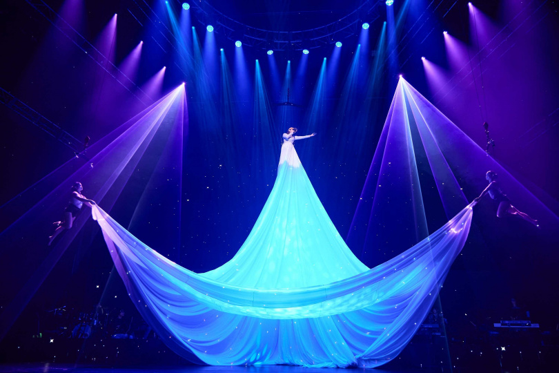 雖然時間緊迫，賴慧如這段高空搭長裙演出仍完美呈現。（圖／懸浮提供）