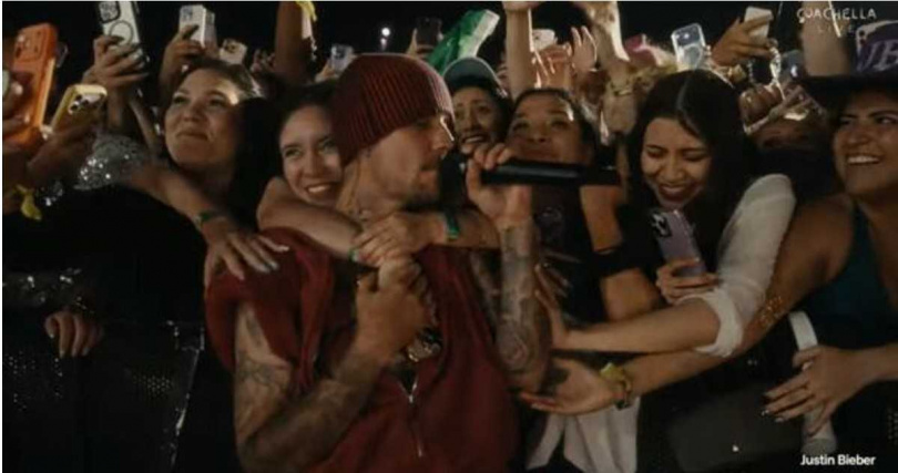 小賈斯汀科切拉壓軸演出結合經典歌曲、影像回顧與多位嘉賓互動，呈現多段舞台內容。