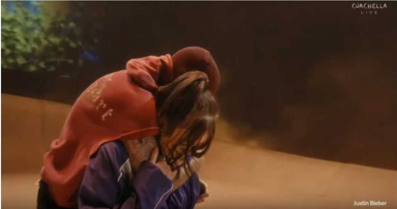 海莉比伯在台下推動怪奇比莉登台，促成與偶像同台互動。