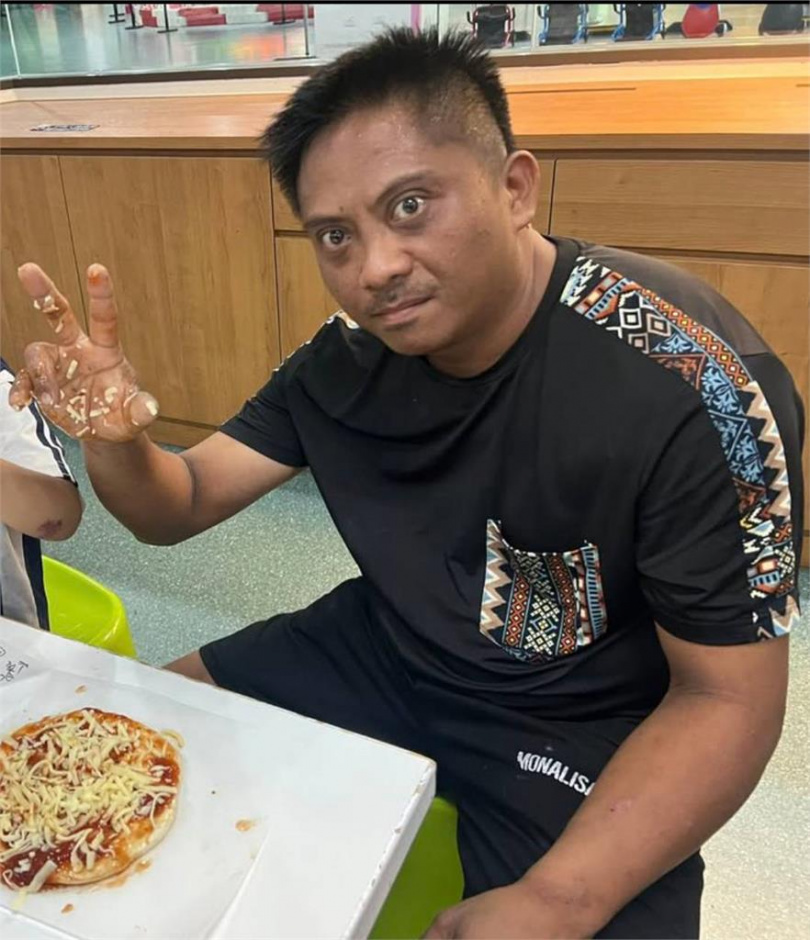 桃園一名何姓男子，陪兒子做披薩，手不慎沾到配料，驚訝表情被老婆拍下po網，由於太過凶神惡煞，遭網友笑稱他是「披薩殺手」。（圖／翻攝當事人社群）