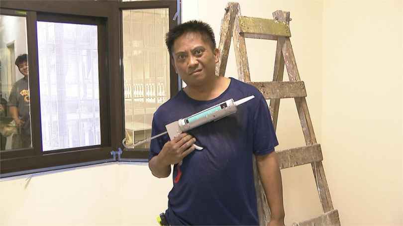 桃園一名何姓男子，陪兒子做披薩，手不慎沾到配料，驚訝表情被老婆拍下po網，由於太過凶神惡煞，遭網友笑稱他是「披薩殺手」。（圖／民視新聞）