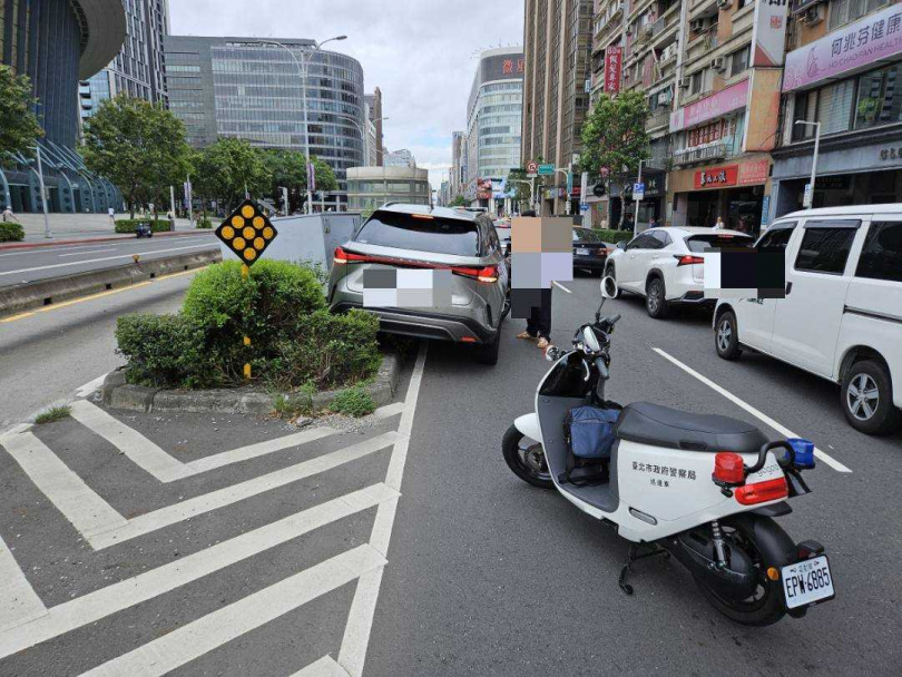 北市松山區南京東路四段、小巨蛋旁16日上午10時許發生一起小客車撞毀變電箱,導致周邊住戶停電之事故。(圖/翻攝畫面)