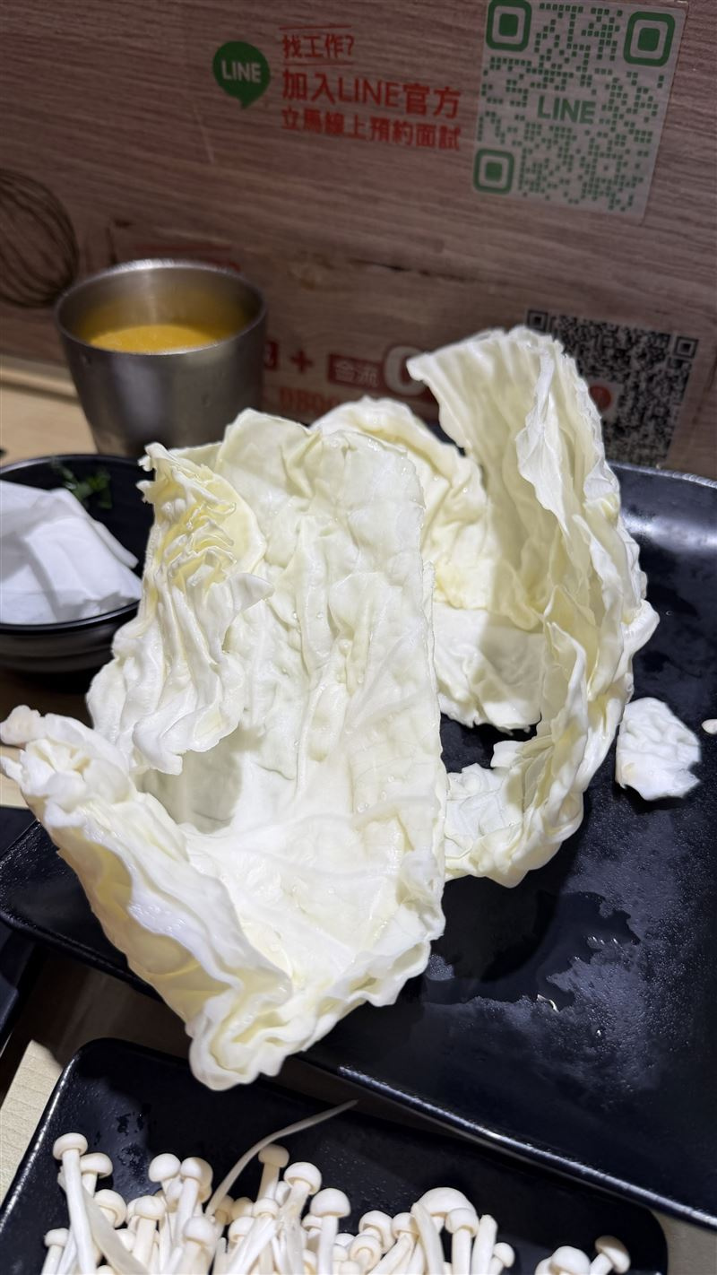 知名連鎖火鍋店加點一份30元的高麗菜僅有2片。(圖/翻攝自Threads @jasper_daily_fun2026)