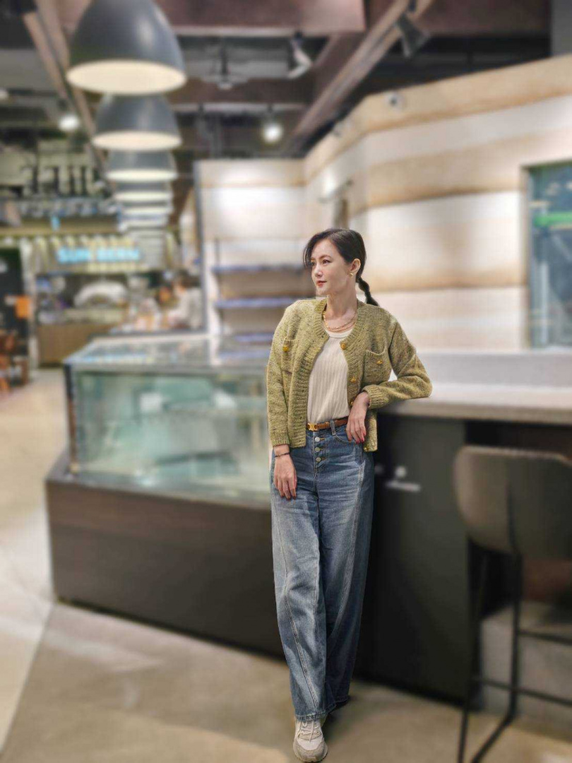 簡沛恩穿著林又立品牌的牛仔褲，目前賣到缺貨。（圖／簡沛恩臉書提供）