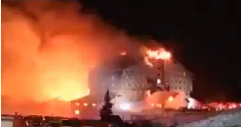 度假酒店發生嚴重火災。（圖／X）
