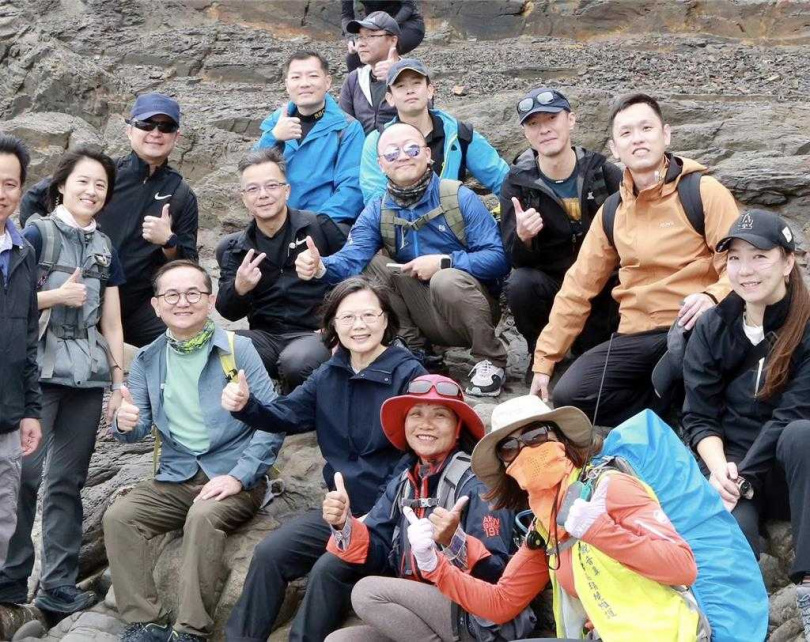 在解說導遊帶領之下，前總統蔡英文（前排右三）與前立委劉櫂豪（前排左三）一行人完成阿朗壹古道行。（圖／劉櫂豪臉書）