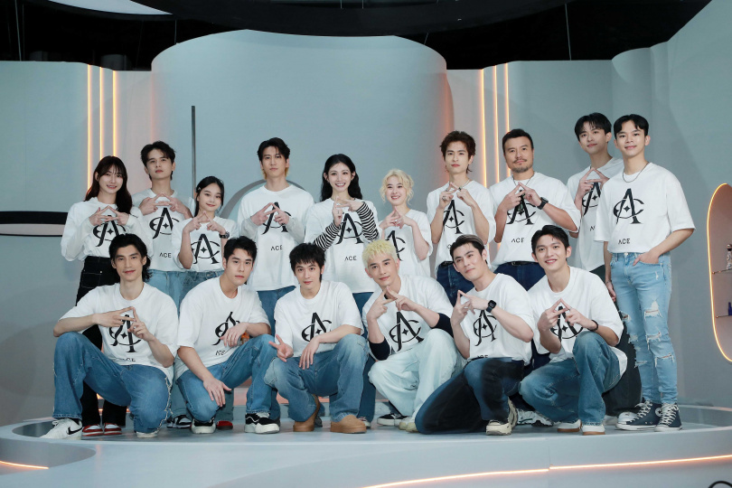 劉心語（上排左1）加入《男公館》演出。（圖／合名娛樂提供）