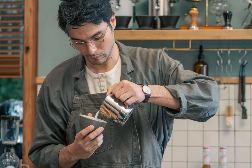 鳳小岳化身「咖啡之神」，與隋棠搭檔演情侶。（圖／甲普國際媒體提供）