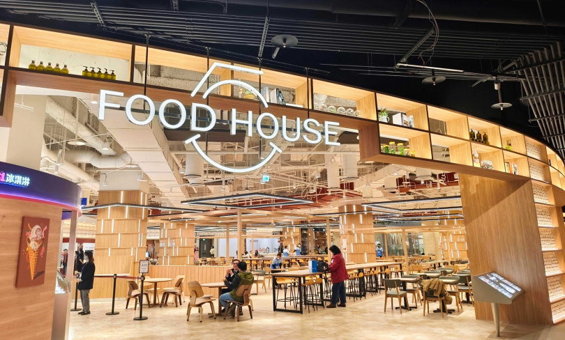 5樓美食街座位區與B1風格大不相同，更有一種日系氛圍。（圖／魏妤靜攝）