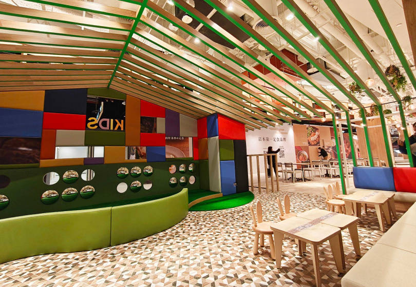 在5樓美食街設有可愛的親子休憩區，甚至配合小朋友的身高放上動物造型椅。（圖／魏妤靜攝）