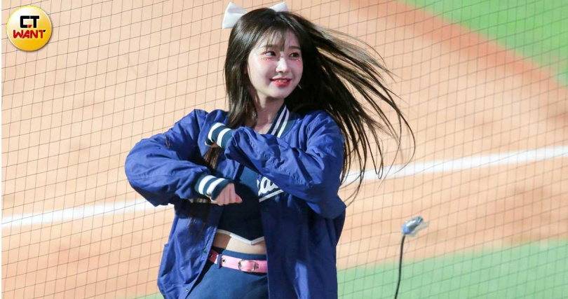 富邦悍將啦啦隊Fubon Angels韓籍三本柱的「AI女神」李珠珢。(圖/趙文彬攝)