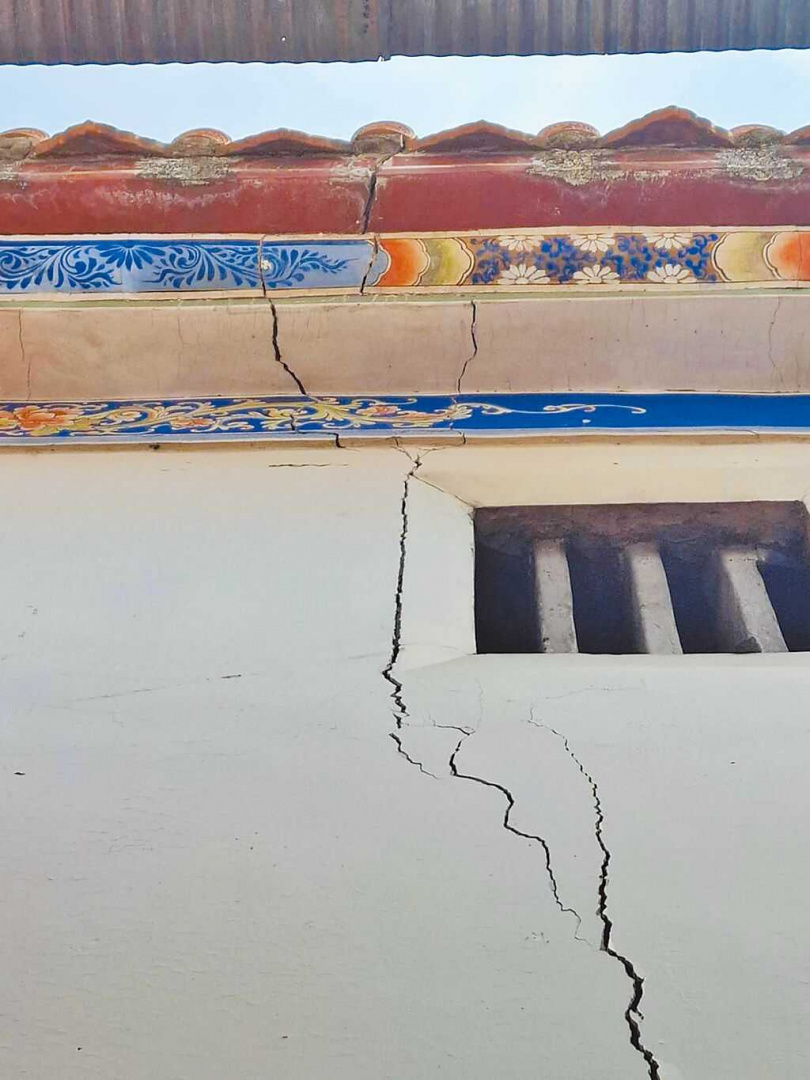 「新莊慈祐宮」建物出現多處裂縫損壞。（圖／中國時報張鎧乙攝）