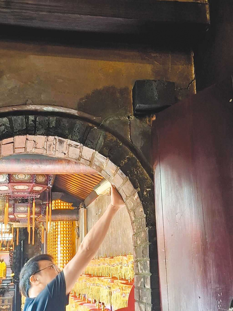 &nbsp; 新北市定古蹟「新莊慈祐宮」疑因鄰近廟街公辦都更工程，導致建物出現多處裂縫損壞。（圖／中國時報張鎧乙攝）