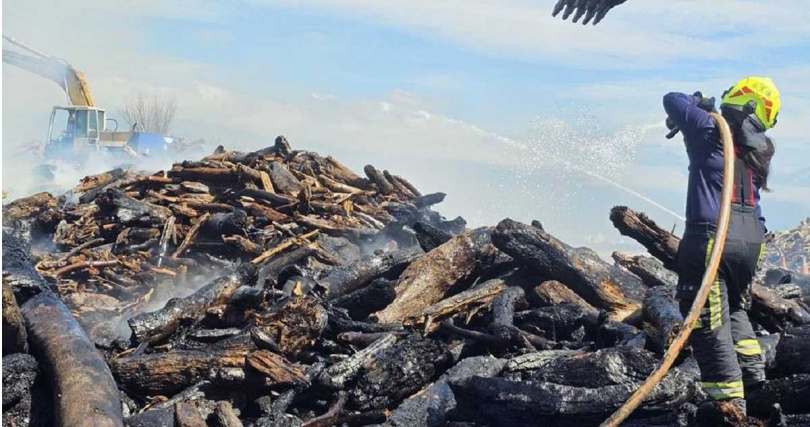 花蓮縣吉安鄉阿美族文化村出海口今天凌晨再度傳出漂流木火警,消防人員已滅火逾5個小時還在搶救。(圖/民眾提供)