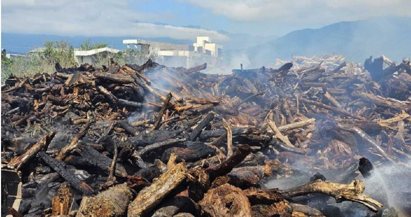 花蓮縣吉安鄉阿美族文化村出海口今天凌晨再度傳出漂流木火警,消防人員已滅火逾5個小時還在搶救。(圖/民眾提供)