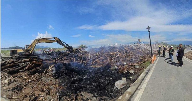 花蓮縣吉安鄉阿美族文化村出海口今天凌晨再度傳出漂流木火警,消防人員已滅火逾5個小時還在搶救。(圖/民眾提供)