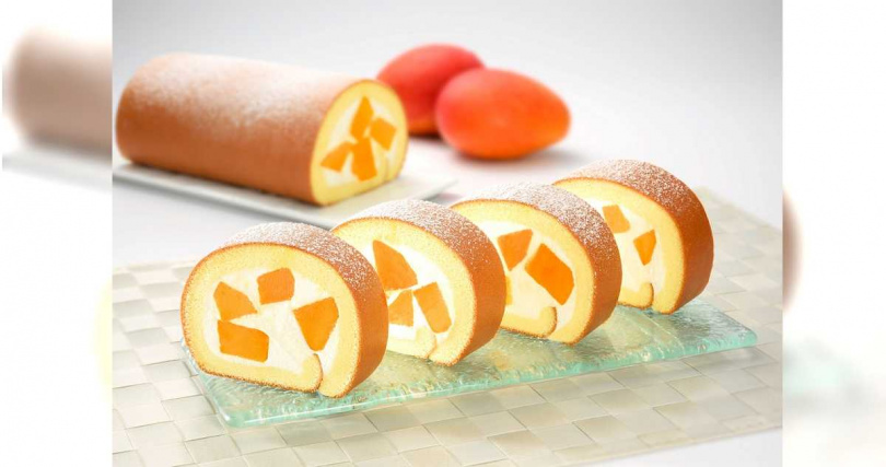 「新鮮芒果生乳捲」指定使用屏東枋山盧家芒果，在招牌北海道奶霜中捲進金黃寶石的盛夏滋味。（565元，圖／亞尼克提供）