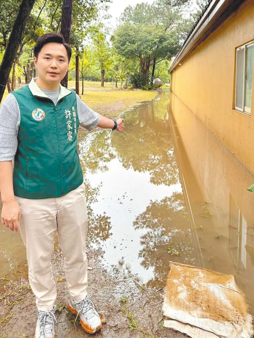 桃園市政府斥資逾8000萬在八德大湳森林公園內打造「兒童玩具圖書館」，但啟用4年就壁癌纏身、逢雨必淹。（圖／許家睿提供／中國時報蔡依珍桃園傳真）