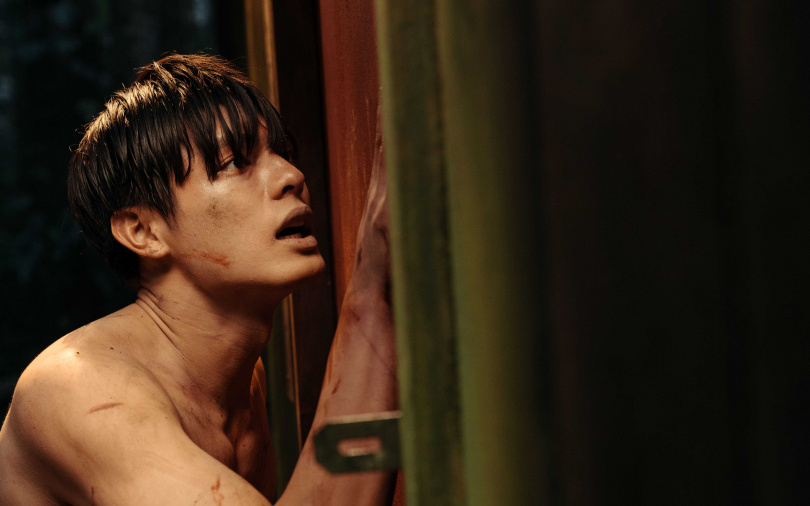 《山忌 黃衣小飛俠》邱以太全裸上陣演出山中遇難大學生。