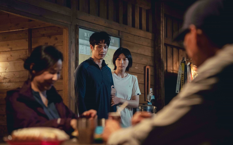 劉以豪、袁澧林在《山忌 黃衣小飛俠》成落難情侶。（圖／威視提供）