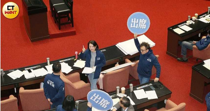 國民黨高達31席立委如今正面臨「大罷免潮」焦頭爛額，政局動盪不安令不少有志之士憂心。（圖／黃鵬杰攝）