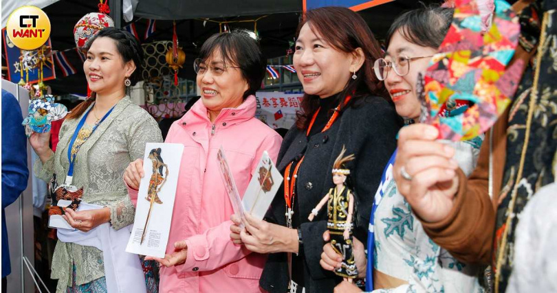 內政部長劉世芳（左2）喊出持續盤點內政部主責法令並視情況修正，讓社會韌性更加完備。（圖／黃耀徵攝）