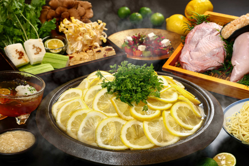 三燔「黃金檸檬鍋」使用的湯底是在柴魚昆布高湯中調入檸檬原汁，再以鹽麴提鮮增味。（圖／台北晶華酒店提供）