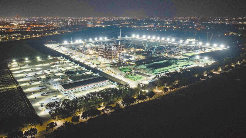 台積電在嘉義科學園區一期土地預計設置兩座CoWoS先進封裝廠,由於第一座預計2025年第三季裝機,第二座也力拼2028年完工並同步量產,目前日夜趕工中,讓附近居民直呼「晚上比白天還亮」影響睡眠。(圖/報系資料照)