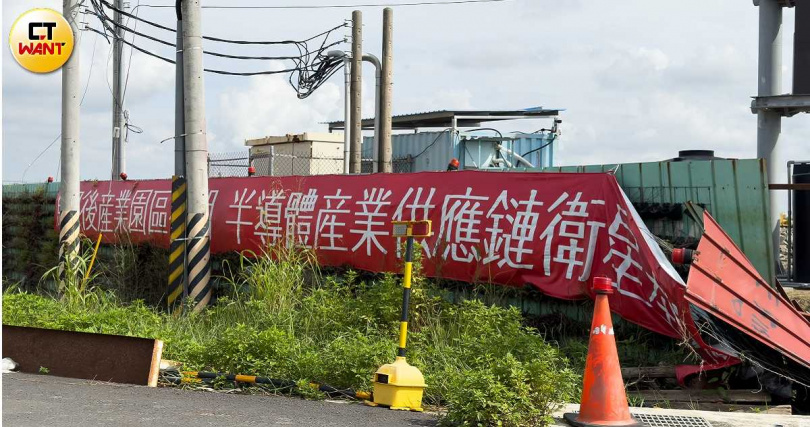 距離嘉義科學園區車程10分鐘的馬稠後產業園區,原先被嘉義縣政府設定為嘉科後援衛星廠聚落,如今卻傳出,持有上百公頃土地的台糖受限《國有財產法》緊箍咒,只能出租不能出售,導致廠商進駐意願低落。(圖/黃威彬攝)