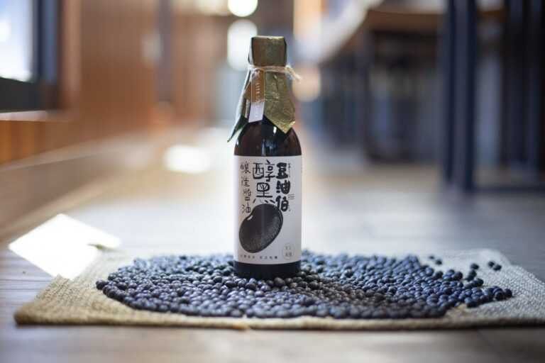 &nbsp;醇黑釀造醬油（黑豆薄鹽)。（圖片提供／豆油伯）